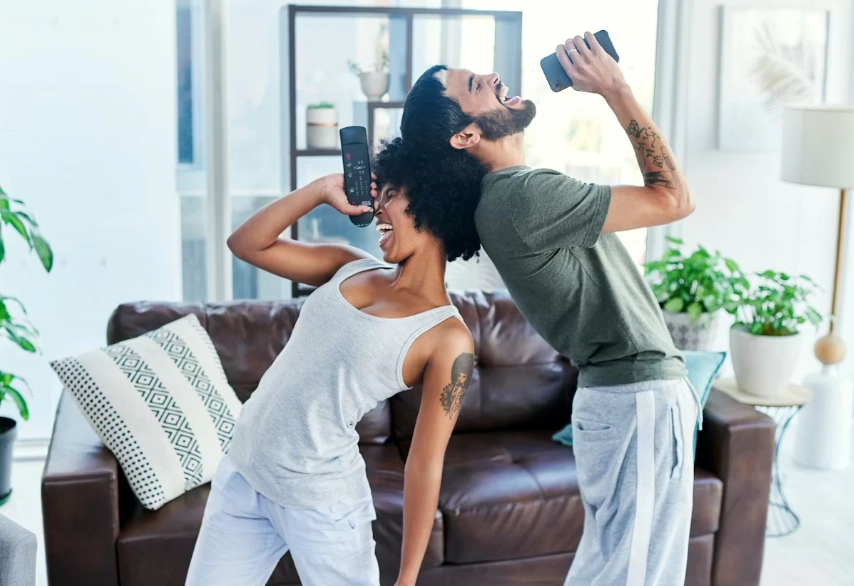 what attracts a Leo man